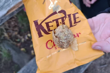 ஆசை ஆசையாக உருளை கிழங்கு சிப்ஸ் ஓடர் செய்த நபர்! பாக்கெட்டை திறந்த பிறகு காத்திருந்த விசித்திரம்