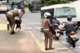 මුළු පාරෙම සිටි අයගේ ඇස් මොහොතකට නතර කළ පොලිස් නිලධාරියා - රාජකාරියට එහා ගිය ඔහුගේ සත් ක්‍රියාවට රටේම පැසසුම් [VIDEO]