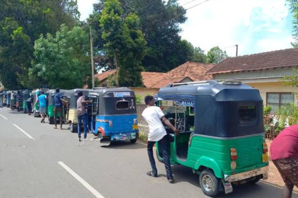 யாழில் எரிபொருளுக்காக நீண்ட வரிசைகளில் நிற்கும் மக்களின் அவல நிலை! | Jaffna People Long Line Stand Petrol Station