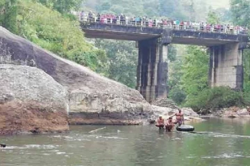 தடை செய்யப்பட்டுள்ள சுழி பகுதியில் நீராடச்சென்ற பாடசாலை மாணவன் மாயம் - தேடும் பணிகள் தீவிரம்