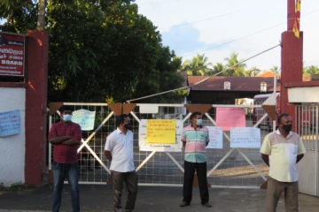 மட்டக்களப்பு இலங்கை போக்குவரத்து சபை சாலை முகாமையாளருக்கு எதிராக ஊழியர்கள் ஆர்ப்பாட்டம்