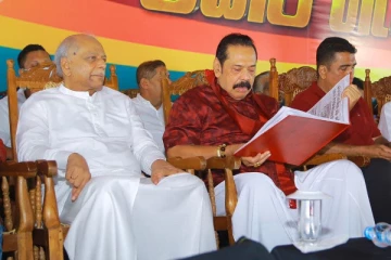 மகிந்த முன்னிலையில் அதிபர் ரணிலை எச்சரித்த பிரதமர் தினேஸ்