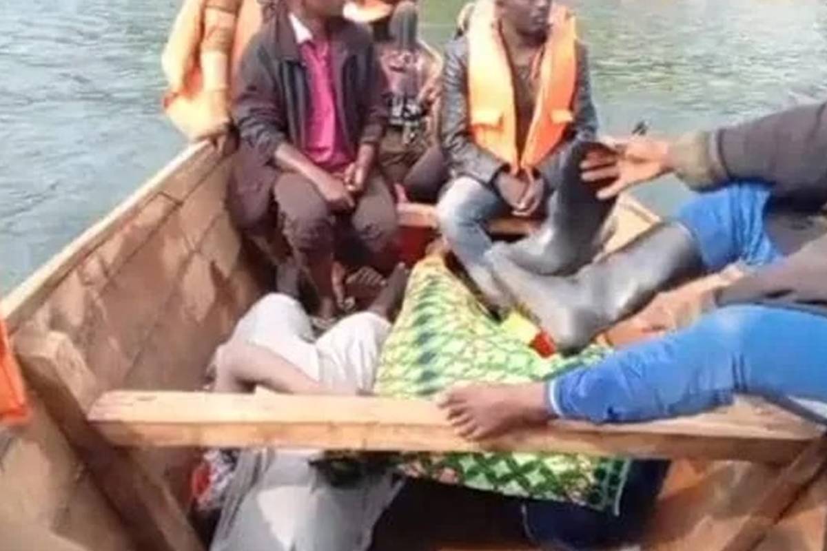 காங்கோ ஏரியில் படகு கவிழ்ந்த விபத்தில் 12 பேர் பலி ; 5 பேர் மீட்பு | 12 Dead 5 Rescued After Boat Capsizes Congo Lake