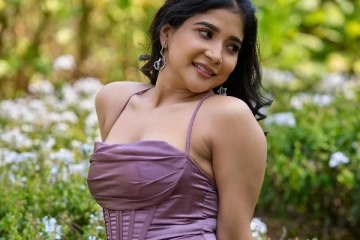 நடிகை சாக்ஷி அகர்வால் தாராள கிளாமர் போட்டோஷூட்