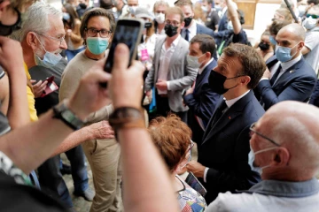 ජනාධිපතිට පාගමනක් අතරතුර කනේ පහරක්(VIDEO)