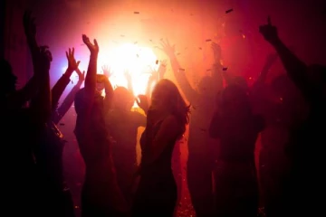 ஹோட்டலில் சிக்கிய பிரபல இசையமைப்பாளரின் மகள் - போட்ட ஆட்டத்தால் பரபரப்பு!