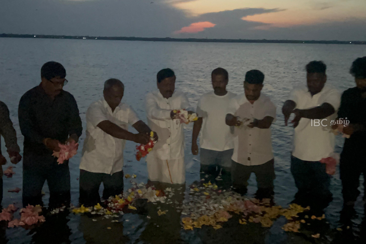 முள்ளிவாய்க்காலில் உயிர்நீத்த உறவுகளுக்காக ரவிகரன் எம்.பி நந்திக்கடலில் அஞ்சலி | May 18 Mullivaikkal Memorial Day