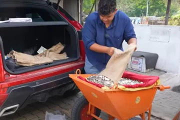 லட்ச ரூபாய்க்கு காயின்களை சேர்த்து புது கார் வாங்கிய நபர்! காரின் விலை எத்தனை லட்சம் தெரியுமா?