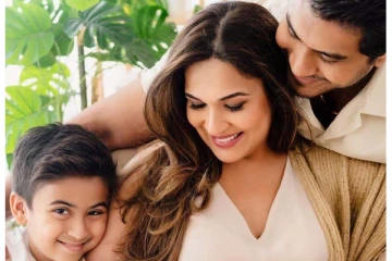 முதல் முறையாக குழந்தையின் புகைப்படத்தை பகிர்ந்த சௌந்தர்யா! தாத்தா ரஜினியின் கியூட் ரியாக்ஷன்