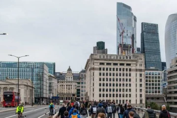 லண்டனில் பரபரப்பை ஏற்படுத்திய இளைஞனின் விளம்பரப் பலகை! இணையத்தில் வைரல்