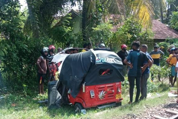 தொடருந்து - முச்சக்கர வண்டி மோதி விபத்து - மூவர் உயிரிழப்பு..! | Tricycle Collided Train 2 Killed Including A Boy
