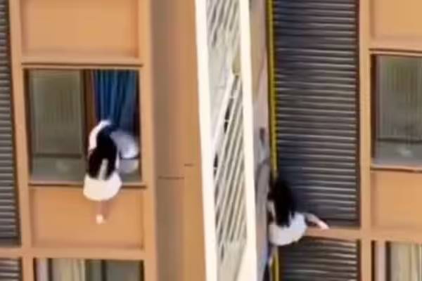 காதலனுடன் உல்லாசம்; திடீரென வந்த மனைவி - 10வது மாடி பால்கனியில் தொங்கிய காதலி | China Viral Video Woman Hangs From 10Th Floor காதலனுடன் உல்லாசம்; திடீரென வந்த மனைவி - 10வது மாடி பால்கனியில் தொங்கிய காதலி | China Viral Video Woman Hangs From 10Th Floor