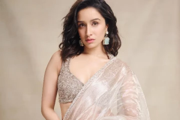 ஷ்ரத்தா கபூர் கண்ணாடி போன்ற சேலையில் அழகிய போட்டோஷூட்