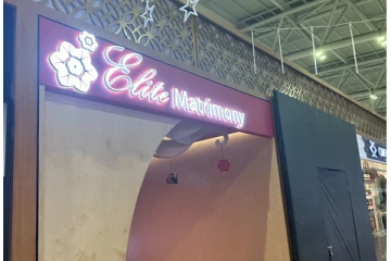 விமான நிலையத்தில் வெயிட் பண்ற நேரத்தில் வரன் பாருங்க - வைரலாகும் புகைப்படம்!