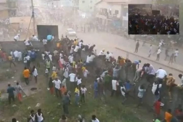 நடுவரின் சர்ச்சை தீர்ப்பால் வெடித்த வன்முறை! கால்பந்து மைதானத்தில் 100 பேர் மரணம்