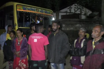 ஆடைத்தொழிற்சாலை பணியாளர்கள் மீது தாக்குதல் (Photos)