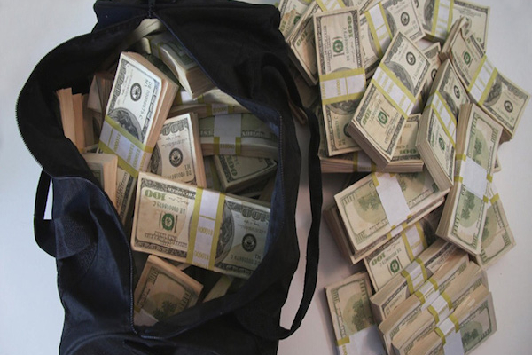 சட்டவிரோதமாக வெளிநாட்டுப் பணத்தை கடத்தியவர்கள் கைது - ஐபிசி தமிழ்