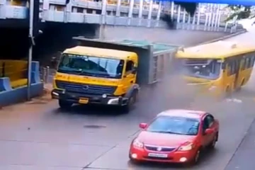 டிப்பர் லாரி மீது மோதிய பேருந்து: பலர் கவலைக்கிடம் - பதறவைக்கும் வீடியோ