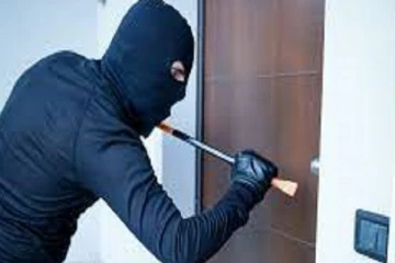 யாழில் அரச உத்தியோகத்தர் வீட்டில் கொள்ளை : இருவர் கைது