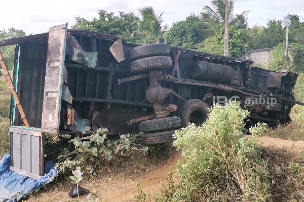வவுனியாவில் பாரவூர்தி விபத்து - இருவர் காயம் | Ferry Accident Vavuniya