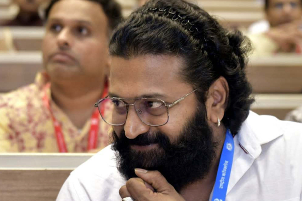 அன்று வாட்டர் பாட்டில் விற்றவர்., இன்று ஒட்டுமொத்த இந்தியாவை கொண்டாடும் சூப்பர் ஹீரோ | Kantara Fame Rishab Shetty Life Journey அன்று வாட்டர் பாட்டில் விற்றவர்., இன்று ஒட்டுமொத்த இந்தியாவை கொண்டாடும் சூப்பர் ஹீரோ | Kantara Fame Rishab Shetty Life Journey