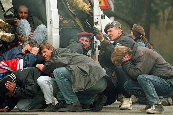 அப்பாவி மக்களைச் சுட்டுக் கொன்று ரசிக்க பெருந்தொகை செலுத்திய சுற்றுலாப் பயணிகள் | Tourists Paid Shoot Innocent People