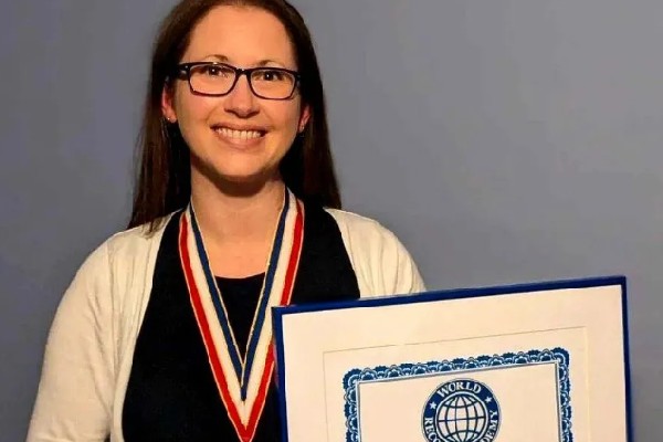 மூளையில் காயத்துடன் கின்னஸ் சாதனை படைத்த கனேடிய பெண்! | World Record Degrees Woman Nova Scotia