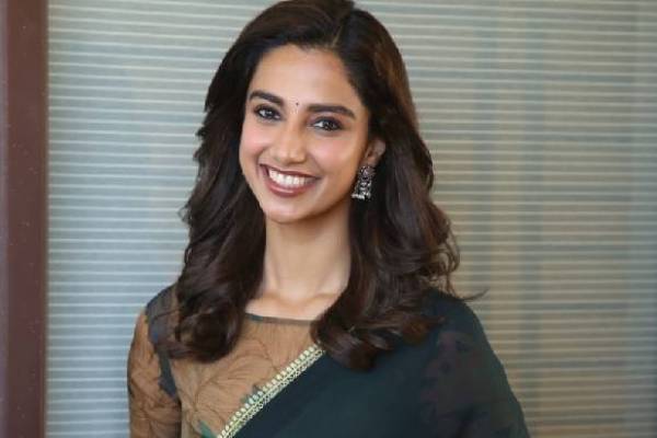 மாதம் ஒரு கிசுகிசு பரப்புவீங்களா.. நடிகை மீனாட்சி சவுத்ரி திருமணம் பற்றி பரவிய தகவல் | Is Meenakshi Chaudhary In Relationship With Actor மாதம் ஒரு கிசுகிசு பரப்புவீங்களா.. நடிகை மீனாட்சி சவுத்ரி திருமணம் பற்றி பரவிய தகவல் | Is Meenakshi Chaudhary In Relationship With Actor