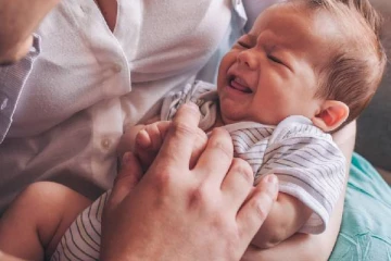 சீரியல் ஷூட்டிங்கில் 10 மாத குழந்தையை 3 மணி நேரம் அழவைத்த இயக்குனர்..