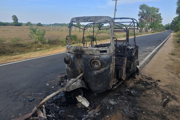 திடீரென நடுவீதியில் தீப்பிடித்து எரிந்து சாம்பலான முச்சக்கர வண்டி! | A Three Wheeler Suddenly Catches Fire In The Road