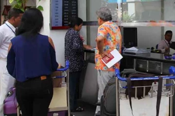 வங்கியொன்றில்  17 ஊழியர்களுக்கு கொரோனா; கடமையை செய்யுமாறு பணித்த  அதிகாரி