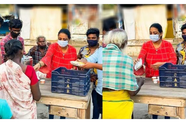 உணவில்லாமல் தவிக்கும் மக்களுக்கு உதவிய  நடிகை ஷகீலா - தீயாய் பரவும் புகைப்படம் | Shakeela Donating Food To Peaple