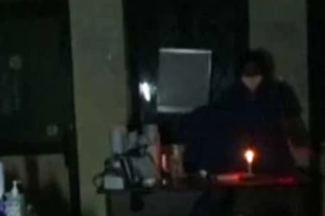 ඉටි පන්දම් එළියෙන් ප්‍රතිකාර කරන ප්‍රධානතම රෝහල..(VIDEO)