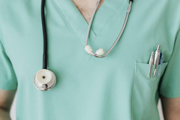 நோயாளிகள் பலரிடம் அத்துமீறிய செவிலியருக்கு சிறை: நாட்டை விட்டு வெளியேறவும் உத்தரவு | Nurse Convicted Of Sexual Assault To Leave Country