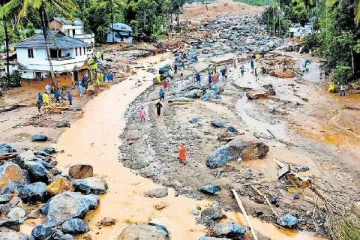 நிலச்சரிவில் சிக்காமல் மேற்கூரையில் அமர்ந்து குடும்பத்துடன் உயிர் தப்பிய லொட்டரி வியாபாரி