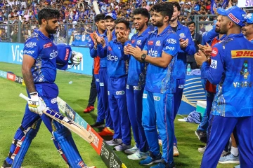 சிக்ஸர் மழை பொழிந்த சூர்யகுமார் யாதவ்: 49 பந்தில் முதல் சதம் விளாசல்