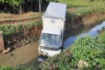 யாழ் நோக்கி பயணித்த வாகனம் விபத்து: தெய்வாதீனமாக உயிர்தப்பிய நபர்கள்!