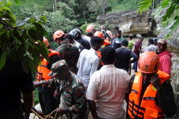 நீர்வீழ்ச்சியில் அடித்து செல்லப்பட்ட யுவதியின் சடலம் மீட்பு - ஐபிசி தமிழ்