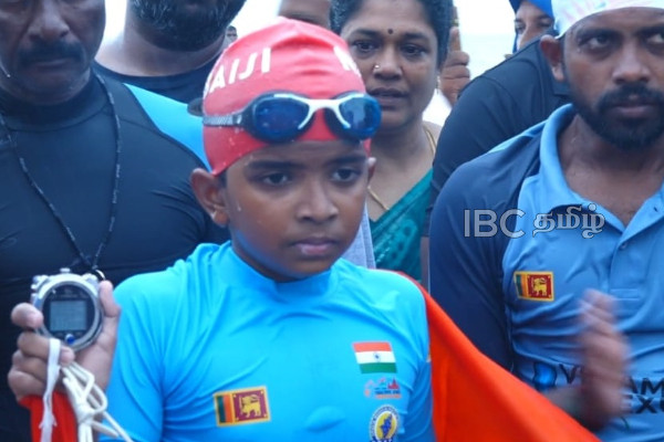 பாக் ஜலசந்தியை நீந்தி கடந்து மாற்றுத்திறனாளி சிறுவன் சாதனை | 12 Years Boy Swims Cross Palk Strait Break Record