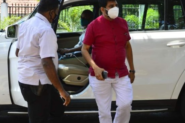 3 கிலோகிராம் தங்கத்துடன் சிக்கிய எம்பி! | Mp Trapped With 3 Kg Gold Smuggling
