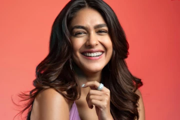 துளி கூட மேக்கப் போடாமல் நடிகை மிருணாள் தாகூர் எப்படி இருக்கிறார் பாருங்க.. வைரலாகும் வீடியோ