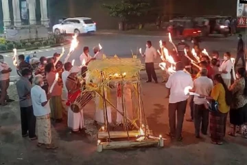 அரசாங்கத்திற்கு எதிராக தீப்பந்த போராட்டம் (PHOTOS)