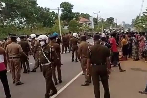 யாழில் சடலமாக மீட்கப்பட்ட இளைஞனுக்கு நீதிகோரி போராட்டம்: திடீரென குவிந்த பொலிஸார் | Struggle Justice For Youth Was Found Dead Jaffna