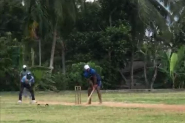 හෙල්ලෙන් ලෝකය දිනූ රුමේෂ් ක්‍රිකට් පිටියත් හොල්ලයි - පිටිය පුරා දැවැන්ත හයේ පහරවල් [VIDEO]