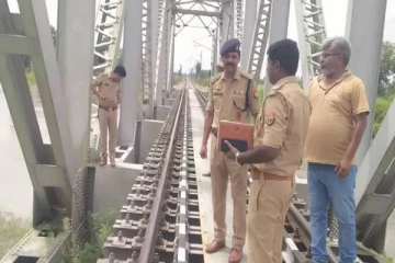 தண்டவாளத்தில் நின்று ரீல்ஸ் எடுத்த ஒட்டுமொத்த குடும்பம்.., ரயில் மோதி அனைவரும் மரணம்