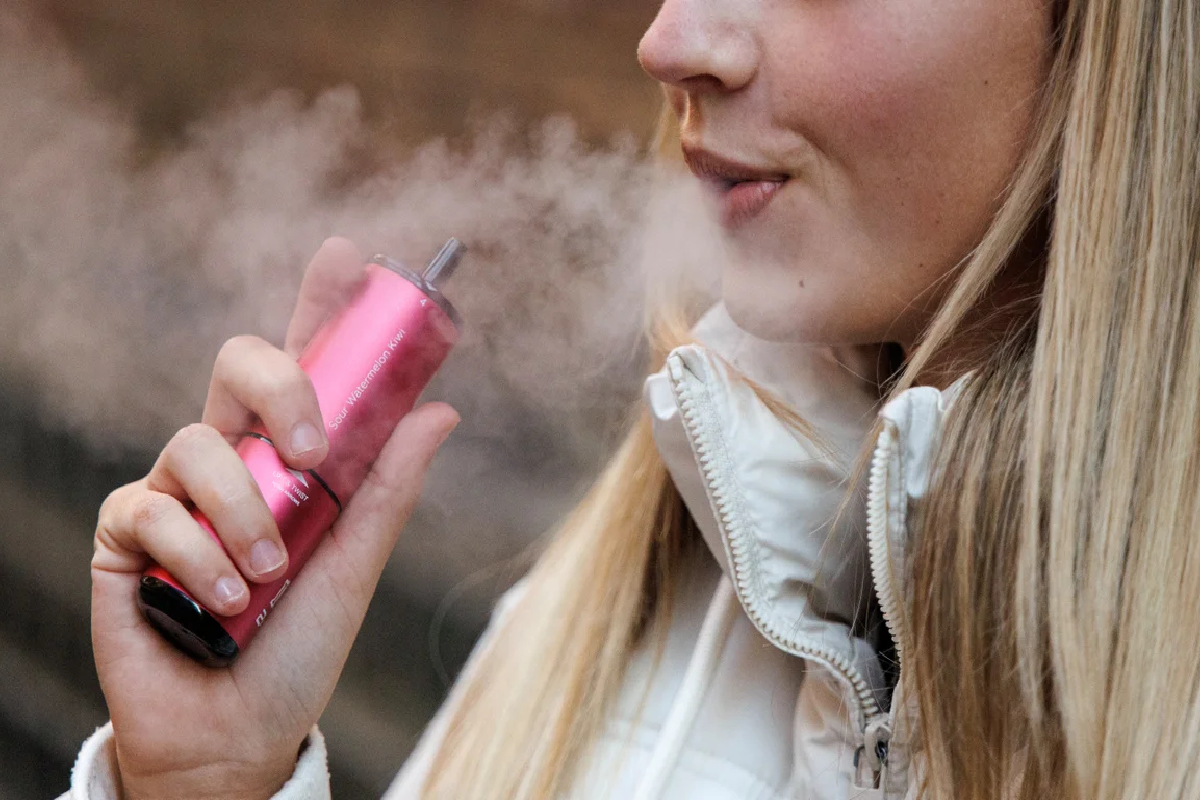 மின்-சிகரெட் ... பிரான்ஸ் வரை பரவிய Meningitis ; பிரித்தானிய சுகாதார அமைச்சர் எச்சரிக்கை | Vape Smoke Meningitis Spread To France Uk Waring