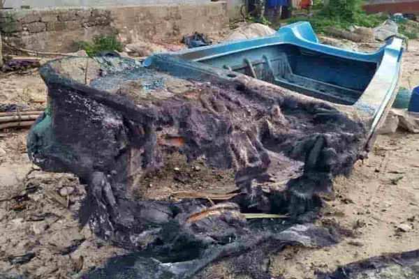 யாழில் மர்மமான முறையில் தீக்கிரையான படகு | Boat Mysteriously Set On Fire In Jaffna