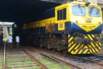 දරුණු අනතුරක් - හික්කඩුව බලා ධාවනය වන සීඝ්‍රගාමී දුම්රියේ එංජිම පීලි පනී