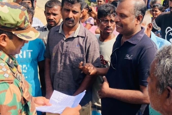 பொலீசார் மீது நம்பிக்கை இல்லை ; இராணுவ முகாமை அகற்ற வேண்டாம் ; யாழில் போராட்டம்! | Do Not Remove The Military Camp Struggle Jaffna