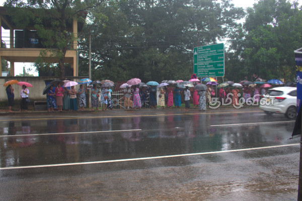 கந்தளாயில் சிவில் பாதுகாப்புப் படை வீரர்களின் மனைவிகள் பாரிய போராட்டம்! | Civil Defence Force Soldiers Stage Massive Protest